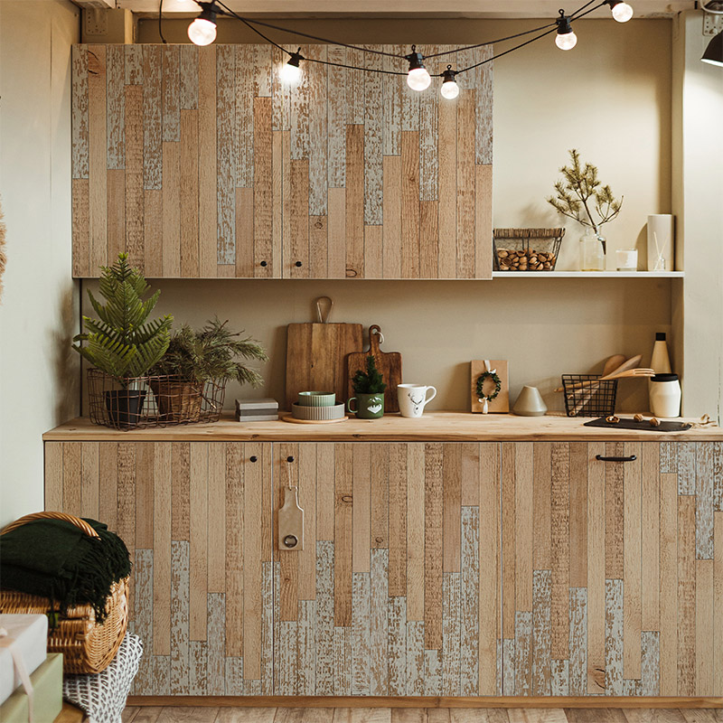 Home,Kitchen,Interior,With,Christmas,Celebration,Decorations:,Garland,Lights,,Fir