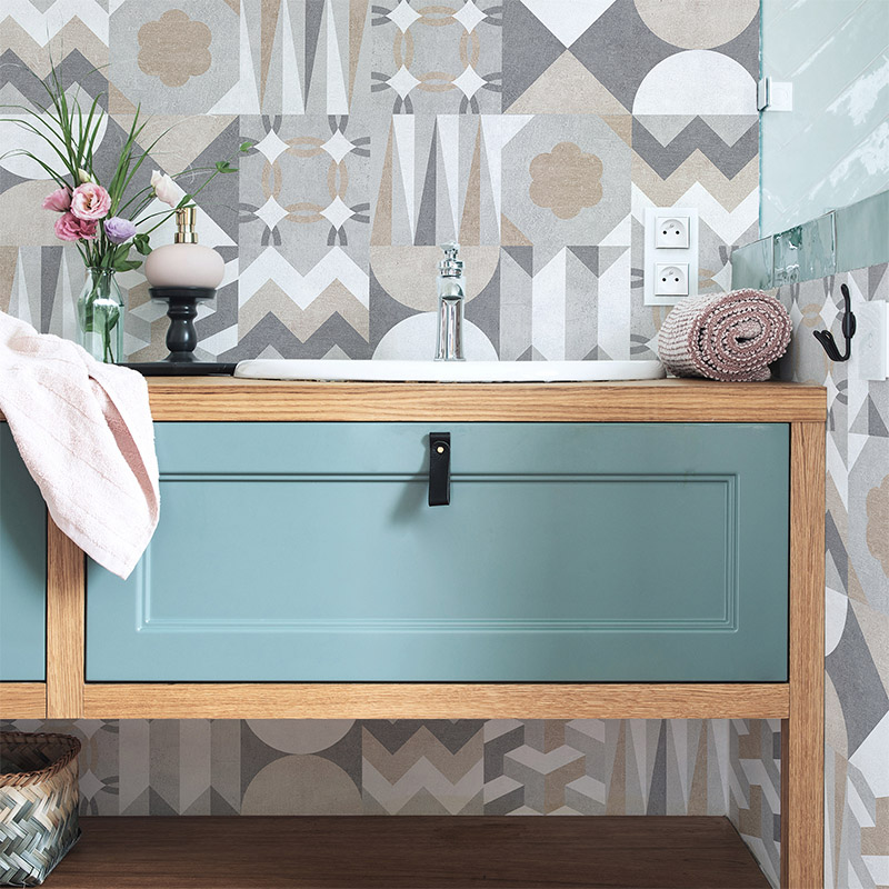 Cozy,And,Stylish,Bathroom,In,Warm,Colours,And,Natural,Wooden