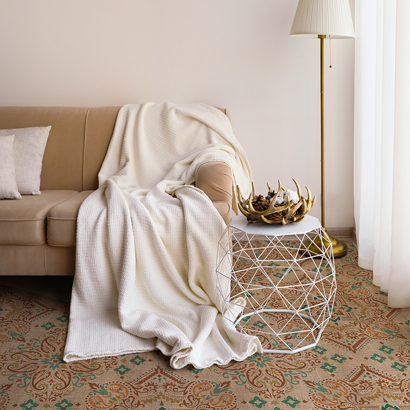 Comfortable,Sofa,With,Cushions,And,Plaid,In,Stylish,Living,Room